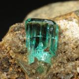 Beryl (variety emerald), Albite (variety cleavelandite)<br />Chivor mining district, Municipio Chivor, Eastern Emerald Belt, Boyacá Department, Colombia<br />19x25x17mm, xl=7mm<br /> (Author: Fiebre Verde)