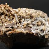 Olmiita, Bultfonteinita<br />Mina N'Chwaning II, Zona minera N'Chwaning, Kuruman, Kalahari manganese field (KMF), Provincia Septentrional del Cabo, Sudáfrica<br />38 x 26 x 20 mm<br /> (Autor: José Luis Zamora)