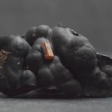 Vanadinita y óxidos de manganesoTaouz, Provincia Er Rachidia, Región Drâa-Tafilalet, Marruecos7,5 x 3,5 x 3 cm (Autor: Antonio Alcaide)