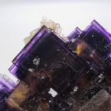 Fluorite, CalciteMina Minerva I, Grupo Ozark-Mahoning, Sub-Distrito Cave-in-Rock, Condado Hardin, Illinois, USA74 mm x 60 mm x 49 mm (Author: Don Lum)