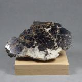 Jordanita<br />Mina Segen Gottes, Wiesloch, Distrito Rhein-Neckar-Kreis, Karlsruhe, Baden-Württemberg, Alemania<br />8 x 4,5 x 4 cm.<br /> (Autor: J. G. Alcolea)