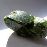 Diópsido (variedad cromodiópsido)<br />Araçuaí, Vale do Jequitinhonha, Minas Gerais, Brasil<br />Medida: 4,5 x 2,5 x 2,3 cm<br /> (Autor: Sergio Pequeño)