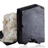 Hornblende<br />Kolonne, Embilipitiya, Ratnapura District, Sabaragamuwa Province, Sri Lanka<br />11.5	x 9.0 x 9.5 cm<br /> (Author: MIM Museum)