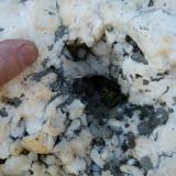 Small pockets in the massive quartz rocks. (Author: Pierre Joubert)