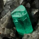 Beryl (variety emerald), Calcite, PyriteCoscuez (distrito minero), Municipio San Pablo de Borbur, Cinturón Esmeraldífero Occidental, Departamento Boyacá, Colombia67x47x55mm, xl=19mm (Author: Fiebre Verde)