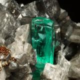 Beryl (variety emerald), Calcite, PyriteCoscuez (distrito minero), Municipio San Pablo de Borbur, Cinturón Esmeraldífero Occidental, Departamento Boyacá, Colombia67x47x55mm, xl=19mm (Author: Fiebre Verde)