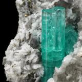 Beryl (variety emerald), Albite (variety cleavelandite), Calcite, Pyrite<br />Chivor mining district, Palo Arañado Mine, Municipio Chivor, Eastern Emerald Belt, Boyacá Department, Colombia<br />55x56x22mm, main aggregate=24mm<br /> (Author: Fiebre Verde)