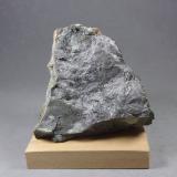 Pararammelsbergita.<br />Afloramientos de Ni-Bi-As, Čierna Lehota, Bánovce nad Bebravou, Región Trenčín, Eslovaquia<br />10,3 x 8,1 x 5,4 cm<br /> (Autor: J. G. Alcolea)