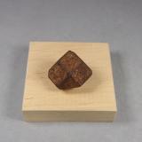 Betafita<br />Mina Silver Crater, Faraday, Condado Hastings, Ontario, Canadá<br />2,8 x 2,3 x 2 cm.<br /> (Autor: J. G. Alcolea)