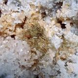 Baryte and Dolomite on QuartzZona Harrodsburg, Clear Creek, Condado Monroe, Indiana, USA (Author: Bob Harman)