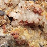 Sphalerite, Calcite and Dolomite with QuartzAfloramientos antigua Carretera Estatal 37, Bloomington (Norte), Condado Monroe, Indiana, USACalcite up to 1 cm. (Author: Bob Harman)