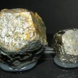 Pirita<br />Concesión San Carlos, Valuengo, Jerez de los Caballeros, Comarca Sierra Suroeste, Badajoz, Extremadura, España<br />5x5 y 3x3 cm respectivamente<br /> (Autor: nimfiara)