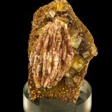 Baryte, Fluorite<br />Frisch Glück adit (Adit 134), Bergmännisch Glück Flacher vein, Frohnau, Annaberg-Buchholz, Annaberg District, Erzgebirgskreis, Saxony/Sachsen, Germany<br />4,1 x 2,5 x 1,6 cm<br /> (Author: Niels Brouwer)