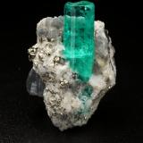 Beryl (variety emerald), Calcite, Dolomite, Pyrite<br />Chivor mining district, Municipio Chivor, Eastern Emerald Belt, Boyacá Department, Colombia<br />20x27x20mm, xl=20mm<br /> (Author: Fiebre Verde)