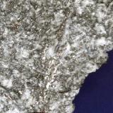 Bismuto<br />Mina La Espuela de San Miguel, Villanueva de Córdoba, Comarca Los Pedroches, Córdoba, Andalucía, España<br />Campo de visión 2 cm.<br /> (Autor: Antonio P. López)