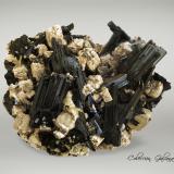 Arfvedsonita sobre Feldespato y con Zircon<br />Monte Malosa, Distrito Zomba, Malawi<br />104 x 82 x 46 mm.<br /> (Autor: Rafael Galiana)