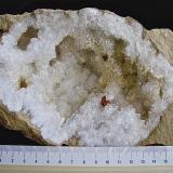 Aragonite on Quartz.Condado Monroe, Indiana, USAThe geode is about 13 cm while most of the aragonite is 4 mm - 6mm (Author: Bob Harman)