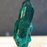 Dioptasa<br />Mina Tsumeb, Tsumeb, Región Otjikoto, Namibia<br />2.5 x .7 cm<br /> (Autor: Pedro Antonio)