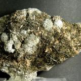 Prehnita, Actinolita y FluorapatitoCantera Minera I, Cerro de los Serranos, Lebrija, Comarca Bajo Guadalquivir, Sevilla, Andalucía, España14 x 8 x 2 cm. (Autor: Felipe Abolafia)