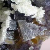 Fluorita y Calcita<br />Mina Denton, formación Sub-Rosiclare, Grupo Goose Creek Mine, Sub-Distrito Harris Creek, Condado Hardin, Illinois, USA<br />Arista cristal central de 4 cm.<br /> (Autor: Antonio P. López)