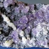 Fluorita y Calcita<br />Mina Rampgill, Nenthead, Distrito Alston Moor, North Pennines Orefield, (antes Cumberland), Cumbria, Inglaterra / Reino Unido<br />Cristal mayor de 1 cm.<br /> (Autor: Antonio P. López)