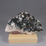 Berzelianita<br />Mina Bukov, Depósito Roná, ďár nad Sázavou, Región Vysočina, Moravia, República Checa<br />8,5 x 5,5 x 4,2 cm.<br /> (Autor: J. G. Alcolea)