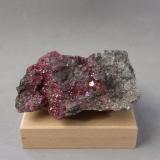 Cinabrio<br />Altoona Mine, Ramshorn Summit, Distrito Altoona, Condado Trinity, California, USA<br />6,8 x 5,2 x 3,2 cm.<br /> (Autor: J. G. Alcolea)