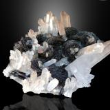 Hematites en Cuarzo<br />Mina Lechang, Lechang, Prefectura Shaoguan, Provincia Guangdong, China<br />9 x 8 cm.<br /> (Autor: Antonio P. López)