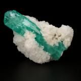 Beryl (variety emerald), Albite (variety cleavelandite)<br />Chivor mining district, Municipio Chivor, Eastern Emerald Belt, Boyacá Department, Colombia<br />27x37x23mm, xl=37mm<br /> (Author: Fiebre Verde)