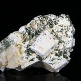 Epidota y MicroclinaEmbalse de El Atazar, Cervera de Buitrago, Comarca Sierra Norte, Comunidad de Madrid, España6 x 4 cm (Autor: Ángel Rodríguez Benavent)
