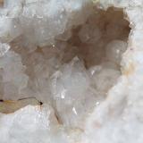 Cuarzo (variedad cristal de roca)<br />Cantera Cruceiro II, O Cruceiro, Cimadevila, Frades, Comarca de Órdenes, La Coruña / A Coruña, Galicia / Galiza, España<br />Geoda de 5 cm.<br /> (Autor: Rafael varela olveira)