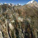 Chumar Bakhoor, Valle Hunza, Distrito Gilgit, Gilgit-Baltistan (Áreas del Norte), Paquistán

Las minas están en una empinada ladera en las estribaciones de la vertiente norte del monte Diran (7.266 m).
De estas pegmatitas salen excelentes cristales de aguamarina, fluorita y fluorapatito, a veces combinados en la misma pieza, casi siempre sobre un lecho de moscovita.
El poblado mas cercano, Sumayar, está en la confluencia del valle donde están las minas y el río Hunza, 2.300 m por debajo. Como ese desnivel no puede hacerse a diario para ir a cenar y a dormir, han construido un campamento de altura junto a las minas para la temporada de recolección.
La mayoría sino la totalidad de minerales etiquetados como de Nagar provienen de estas minas, que se encuentran en el corazón de lo que era el antiguo reino de Nagar.

imagen © Google Earth (Autor: Josele)