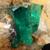 Beryl (variety emerald), Calcite<br />Peñas Blancas Mine, Municipio San Pablo de Borbur, Western Emerald Belt, Boyacá Department, Colombia<br />31x27x28mm, xls=11 & 8mm<br /> (Author: Fiebre Verde)