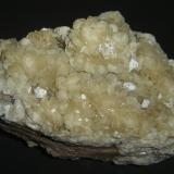 Stilbita-Ca (Estilbita-Ca) con Fluorapophyllita-(K) (Apofilita) y Calcita<br />Monte Bérico, Caxias do Sul, Nordeste Rio-grandense, Rio Grande do Sul, Brasil<br />18 x 15 x 13 cm<br /> (Autor: Anisio Claudio)