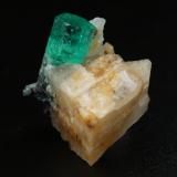 Beryl (variety emerald), Calcite<br />Peñas Blancas Mine, Municipio San Pablo de Borbur, Western Emerald Belt, Boyacá Department, Colombia<br />16x16x12mm, xl=12mm<br /> (Author: Fiebre Verde)