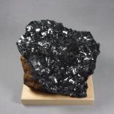 Manganita<br />Pozo Caland, Zona Lago Steep Rock, Atikokan, Distrito Rainy River, Ontario, Canadá<br />9 x 7,5 x 4,4 cm.<br /> (Autor: J. G. Alcolea)