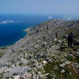 Bajando por la cara norte. Abajo, en la costa, el pueblo marroquí de Belyounech. Un poco mas allá, Benzú, ya en la zona española de Ceuta. (Autor: Josele)