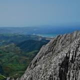 Vista al oeste desde la cima con el puerto de Tanger Med en el centro y el Cabo Espartel al fondo.

La estratificación, aquí en posición vertical, es entre decimétrica y métrica. (Autor: Josele)