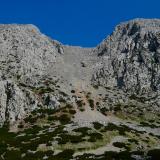 Subiremos por el canchal (tartera) que se abre paso entre dos peñones de calizas claras de edad Jurásica (Lias inferior) (Autor: Josele)