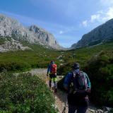 La excursión comenzó en Algeciras embarcando en el primer ferry de la mañana rumbo a Tanger Med. Luego, tras una animada negociación con el gremio taxista, 10 minutos en taxi hasta el pueblo de El Horra, en la falda de la montaña.
Comenzamos la caminata por la vertiente sur. Uno de mis compañeros ha subido varias veces, incluso ha dormido arriba para ver el amanecer desde tan privilegiado lugar. El otro compañero no conocía esta montaña pero ...¡ha estado en el Everest! Definitivamente voy bien acompañado. (Autor: Josele)