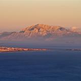 Tiene casi 850 m de altura y al encontrarse muy cerca del mar forma un escarpe muy pronunciado. La serie estratigrafica incluye diversas litologías de rocas sedimentarias si bien los relieves mas visibles corresponden a calizas y dolomías.

En el centro de la imagen, la localidad de Tarifa. Foto tomada al atardecer, con teleobjetivo, desde el punto geodésico de Betijuelo. (Autor: Josele)