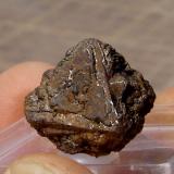 limonita pseudo Pirita<br />Luanda, Formiga, Minas Gerais, Brasil<br />0,9 x 0,9 x 0,7 cm<br /> (Autor: Anisio Claudio)