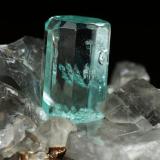 Beryl (variety emerald), Calcite, PyriteMuzo (distrito minero), Cinturón Esmeraldífero Occidental, Departamento Boyacá, Colombia56x31x24mm, xl=12mm (Author: Fiebre Verde)