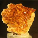 Vanadinite on BariteMibladen (distrito minero Mibladen), Midelt, Provincia Midelt, Región Drâa-Tafilalet, Marruecos54mm x 50mm x 28mm (Author: franjungle)