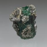 Beryl (variety emerald), Calcite, PyriteMuzo (distrito minero), Cinturón Esmeraldífero Occidental, Departamento Boyacá, Colombiaxl=16x8mm (Author: Fiebre Verde)