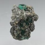 Beryl (variety emerald), Calcite, PyriteMuzo (distrito minero), Cinturón Esmeraldífero Occidental, Departamento Boyacá, Colombiaxl=16x8mm (Author: Fiebre Verde)