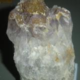 Cuarzo (variedad amatista)<br />Parada Cristal, Caxias do Sul, Nordeste Rio-grandense, Rio Grande do Sul, Brasil<br />6 x 4 x 3 cm<br /> (Autor: Anisio Claudio)