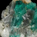Beryl (variety emerald), Calcite, PyriteChivor (distrito minero), Municipio Chivor, Cinturón Esmeraldífero Oriental, Departamento Boyacá, Colombia37x30x32mm, largest xl=10mm (Author: Fiebre Verde)