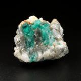 Beryl (variety emerald), Calcite, PyriteChivor (distrito minero), Municipio Chivor, Cinturón Esmeraldífero Oriental, Departamento Boyacá, Colombia37x30x32mm, largest xl=10mm (Author: Fiebre Verde)