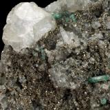 Beryl (variety emerald), Calcite, PyriteChivor (distrito minero), Municipio Chivor, Cinturón Esmeraldífero Oriental, Departamento Boyacá, Colombia89x138x35mm, 15+ xls up to 10mm (Author: Fiebre Verde)